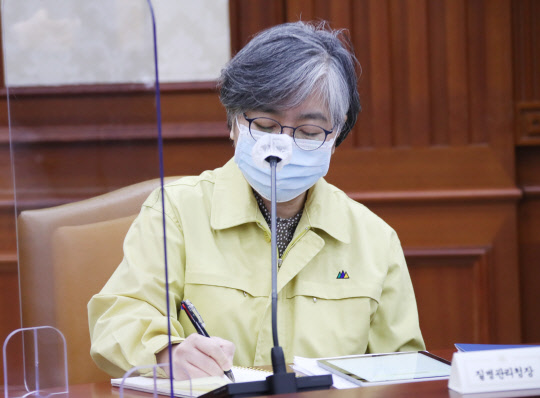 정은경 질병관리청장이 15일 오전 정부서울청사에서 열린 코로나19 대응 중앙재난안전대책본부(중대본) 회의에 참석해 있다.  연합뉴스